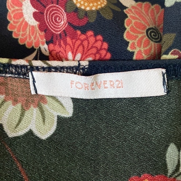 Forever 21 Asymmetrical V-Neck Halter Top - Picture 4 of 5